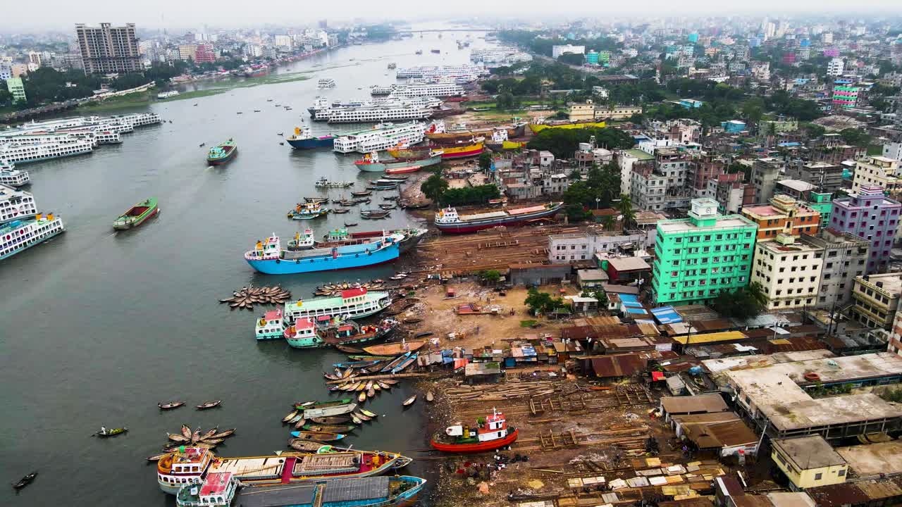 Vista aerea di un cantiere navale pieno di barche sul fiume Buriganga nella città di Dhaka, Bangladesh.