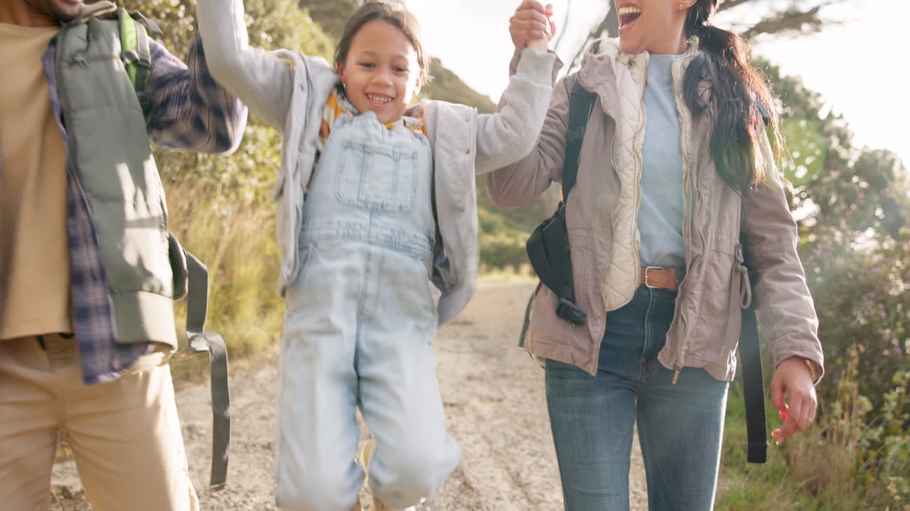 행복한 가족, 하이킹과 야외에서 손을 잡고