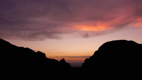 Wunderschöner-Sonnenuntergang-Im-Zeitraffer-Am-Fenster-Mit-Blick-Auf-Die-Große-Kurve,-4K