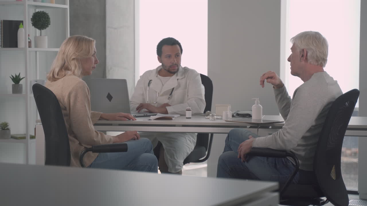 ederly 부부와 의료 상담 젊은 흑인 의사 4