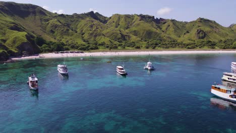 Barcos-De-Yates-De-Turismo-En-La-Bahía-Tropical-De-La-Isla-De-Komodo,-Antena-Paradisíaca