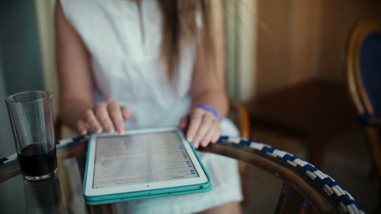 женщина отдыхает на террасе отеля.