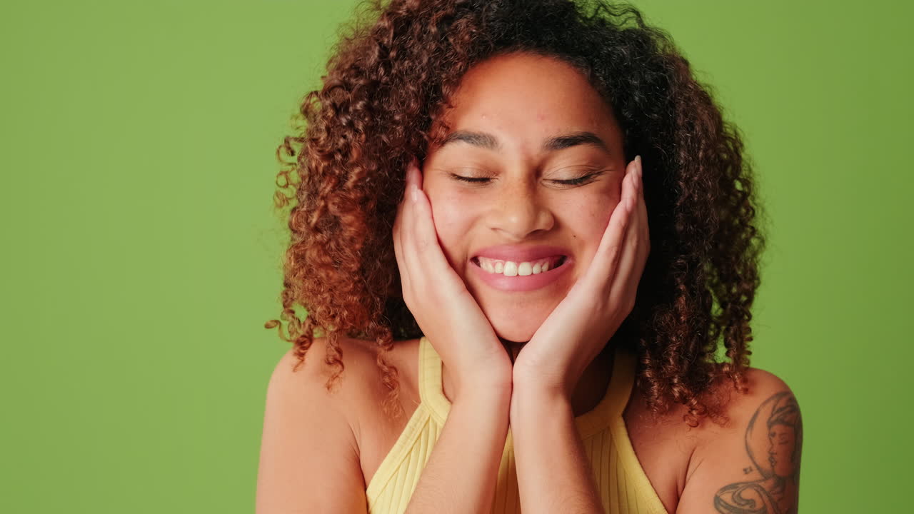 Jovem Mulher Bonita com Cabelo Encaracolado Expressando Timidez e Felicidade
