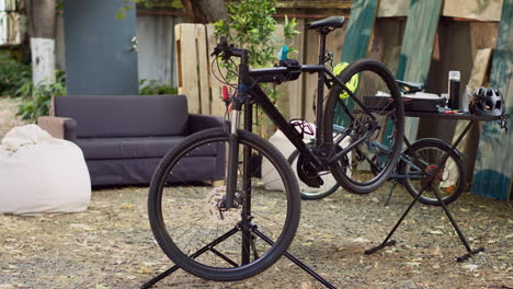 Bicicleta-Dañada-Para-Reparación-En-El-Patio