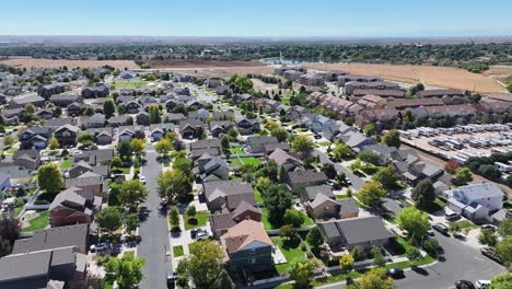 Evans-Colorado-2023,-Un-Paso-Elevado-Con-Drones-Con-Aire-Limpio-Y-Colores-Nítidos-Del-Otoño.