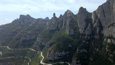 vistas aéreas de la cordillera de montserrat en cataluña