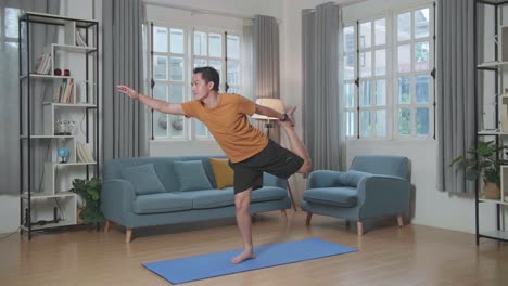 el hombre asiático no puede hacer yoga en la ley el señor del baile posa en la alfombra en casa