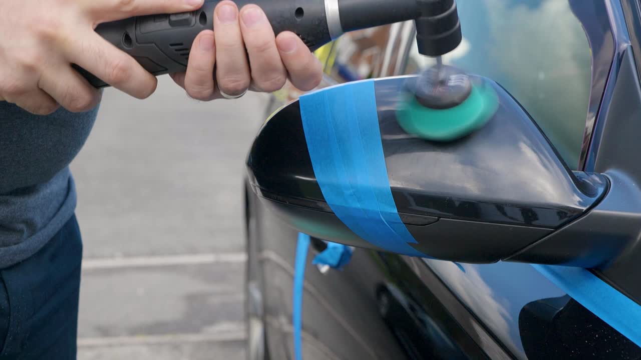 작은 기계 폴리셔 로 검은 차 거울 을  ⁇ 는 것