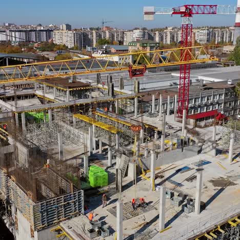 sitio de construcción con grúas