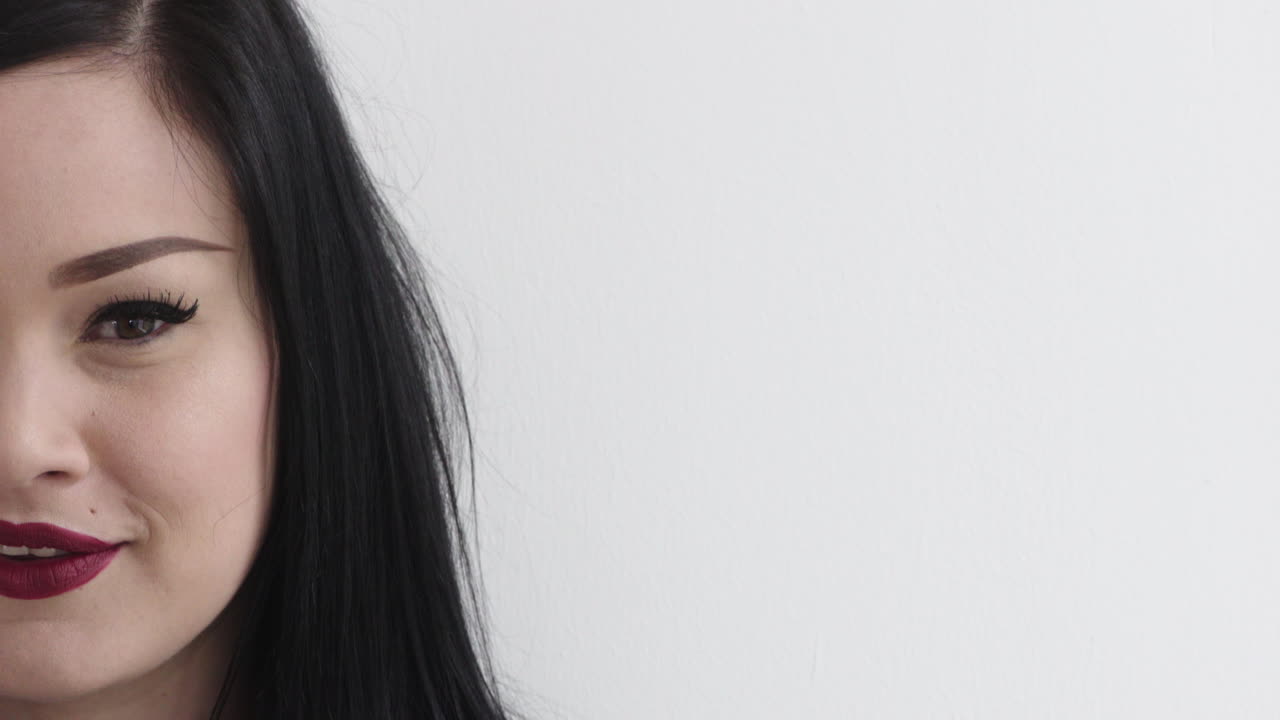 아름다운 히스패닉 여성의 초상화 미소 메이크업 화장품을 착용 아름다운 여성 반 얼굴 복사 공간