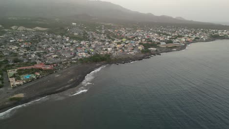 vista aérea panorámica de la ciudad de porto novo en la isla de santo antão, cabo verde, áfrica