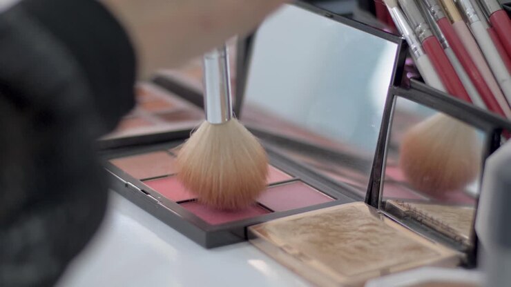 Børste på øjenskyggepalet makeup, børster pastelrouge-makeupnuancer, rougepalet, nærbillede, spejlbillede, kunstnerisk professionel kosmetiksalon, MUA makeupartist