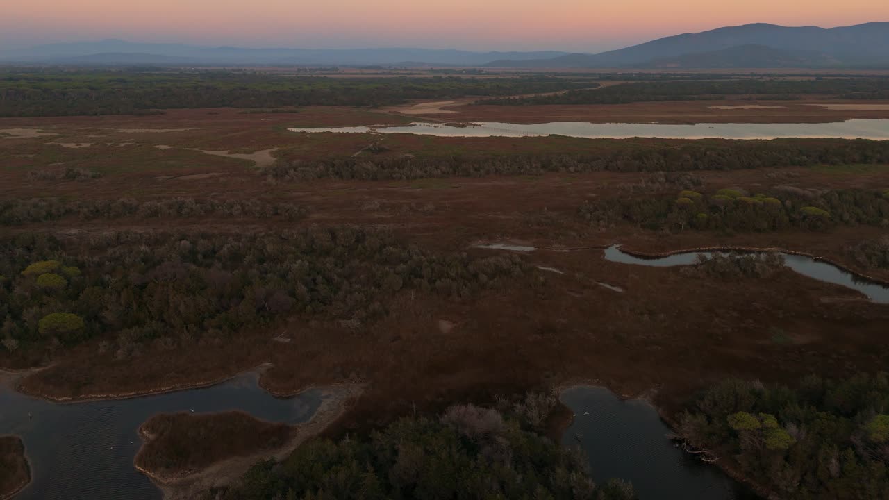 puesta de sol con cielo colorido y mar en un pantano de la laguna junto al mar