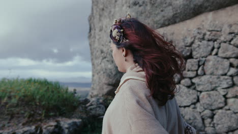 Spirituelle-Frau-Mit-Blick-Auf-Den-Horizont-In-Einem-Mittelalterlichen-Dorf