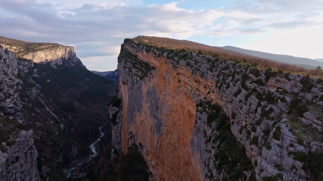 Vista aerea delle rocce del Verdon e della foresta estiva al crepuscolo nel sud-est della Francia.