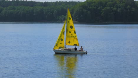 Velero-En-El-Tranquilo-Lago-En-Charzykowy,-Polonia---Tiro-Estático