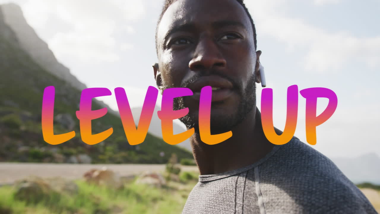 animación de las palabras nivel en rosa y naranja sobre el hombre haciendo ejercicio en el campo tomando un descanso