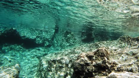 Ver-Bajo-El-Agua-Del-Mar-Jónico-Rocoso-En-La-Isla-De-Cefalonia-En-Grecia