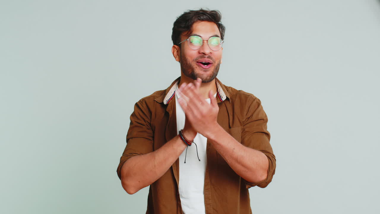 uomo stupito eccitato sorpresa guardando la telecamera con grandi occhi, scioccato dall'improvvisa vittoria wow emozione