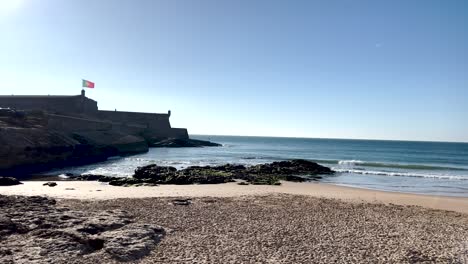 Strand-Von-Carcavelos-Mit-Der-Festung-Oder-Dem-Fort-Von-São-Julião-Da-Barra,-Dem-Größten-Und-Vollständigsten-Militärischen-Verteidigungskomplex-Im-Vauban-Stil,-Der-In-Portugal-Noch-Erhalten-Ist