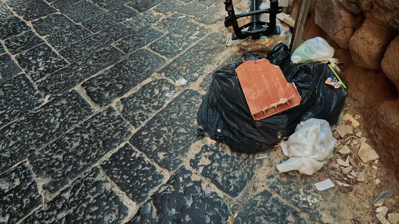 쓰레기와 그래피티로  비어 있는 거리