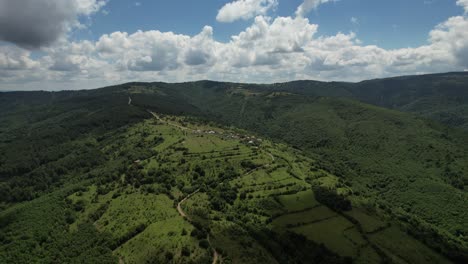 Aldeas-En-La-Cima-De-La-Montaña,-Vista-De-Drones-De-Llanuras-Verdes,-Huella-De-Carbono-Y-Crisis-Climática,-Paisaje-Natural,-Silvicultura-Y-Agricultura