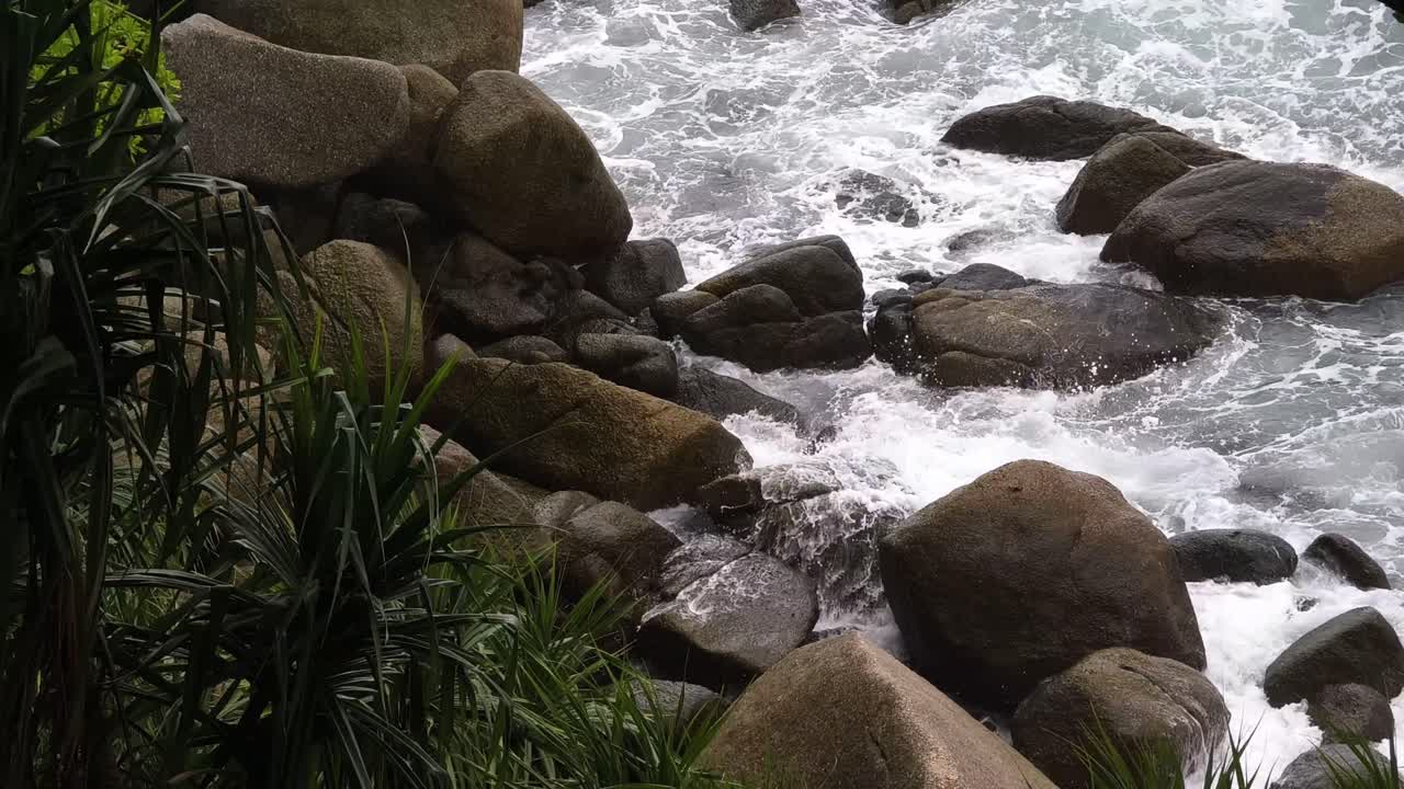 바다의 파도가 바위가 있는 해변에 부히고