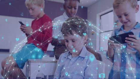 animación de iconos de redes y medios sobre escolares felices y diversos que usan teléfonos inteligentes en la escuela
