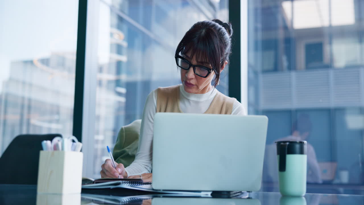 책상 에서 일 하는 사업가