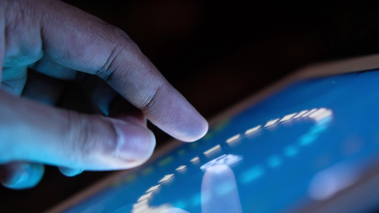 la mano tocando la pantalla de una tableta