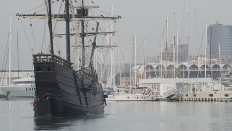 Ferdinand-Magellan-Nao-Victoria-Carrack-Réplica-De-Barco-Con-Bandera-Española-Atracada-En-Valencia-Con-Velas-Y-Respiraderos-En-El-Fondo-En-Cámara-Lenta-60fps