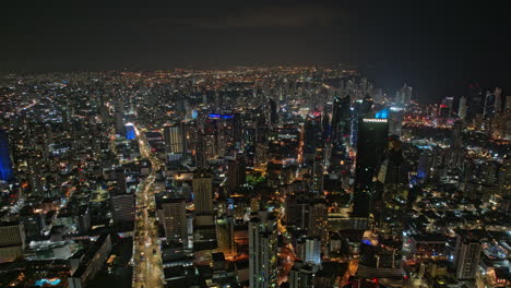 Hiperlapso-Aéreo-V3-De-La-Ciudad-De-Panamá-Vuela-Alrededor-Del-área-Metropolitana-Capturando-El-Bullicioso-Paisaje-Urbano-Nocturno-Del-Centro-En-Barrios-Prósperos-Con-Mucho-Tráfico---Filmado-Con-El-Cine-Mavic-3---Abril-De-2022