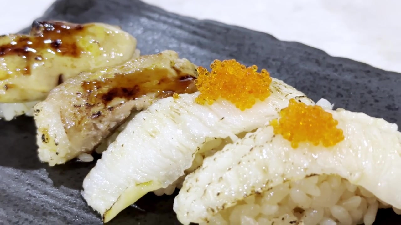 Cận cảnh sushi engawa cao cấp với nigiri vây cá bơn có kết cấu tinh tế, được trình bày trang nhã trong không gian ẩm thực Nhật Bản đích thực