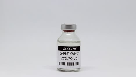Einzelflasche-Mit-Coronavirus-Impfstoff-Auf-Weißem-Hintergrund-–-Dolly-Out,-Studioaufnahme