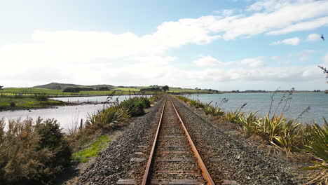 Vista-En-Primera-Persona-Del-Ferrocarril-En-Bluff-Pasa-Por-El-Mar