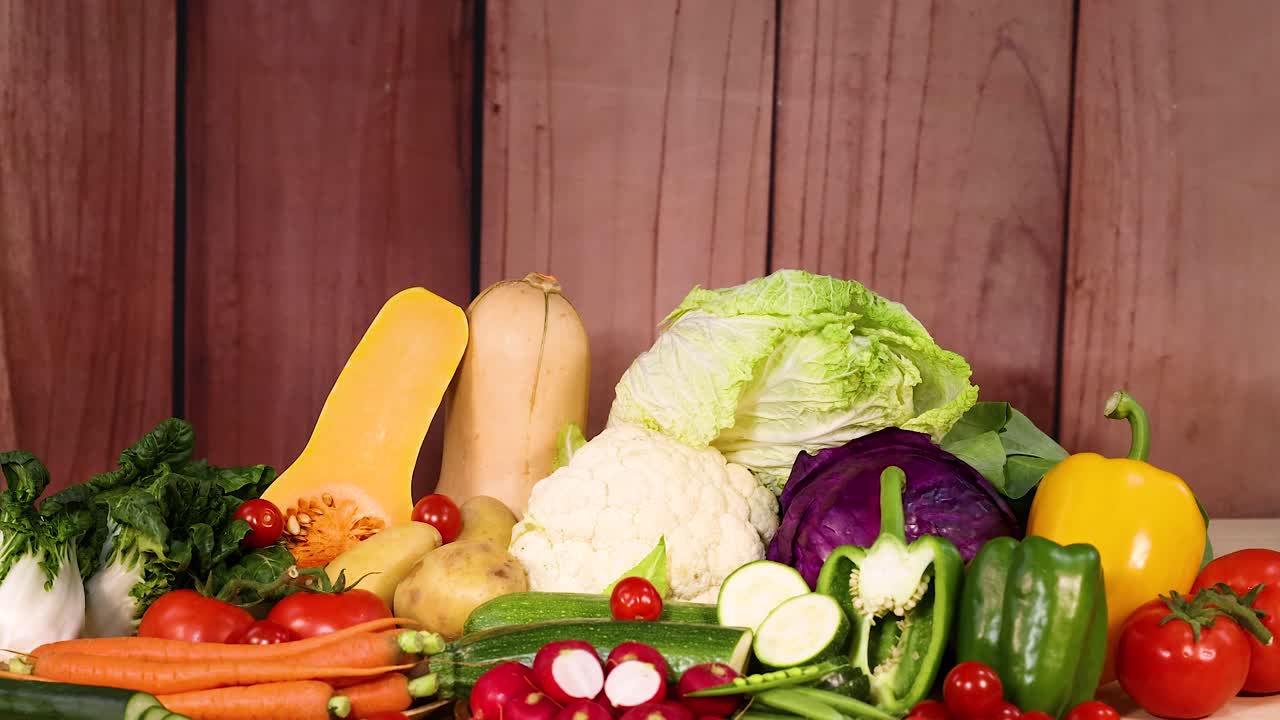 나무 표면 에 전시 된 다양한 채소