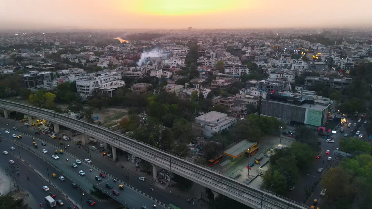 tomas de drones de 4k de una puesta de sol en una ciudad india nueva delhi por encima de los árboles y casas hermosa colonia elegante club punjabi bagh luz
