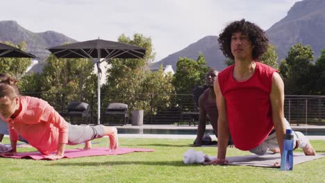 Feliz-Grupo-De-Amigos-Diversos-Haciendo-Yoga-En-El-Jardín,-Estirándose