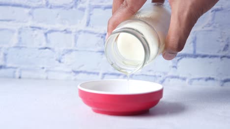 vertiendo leche en un cuenco