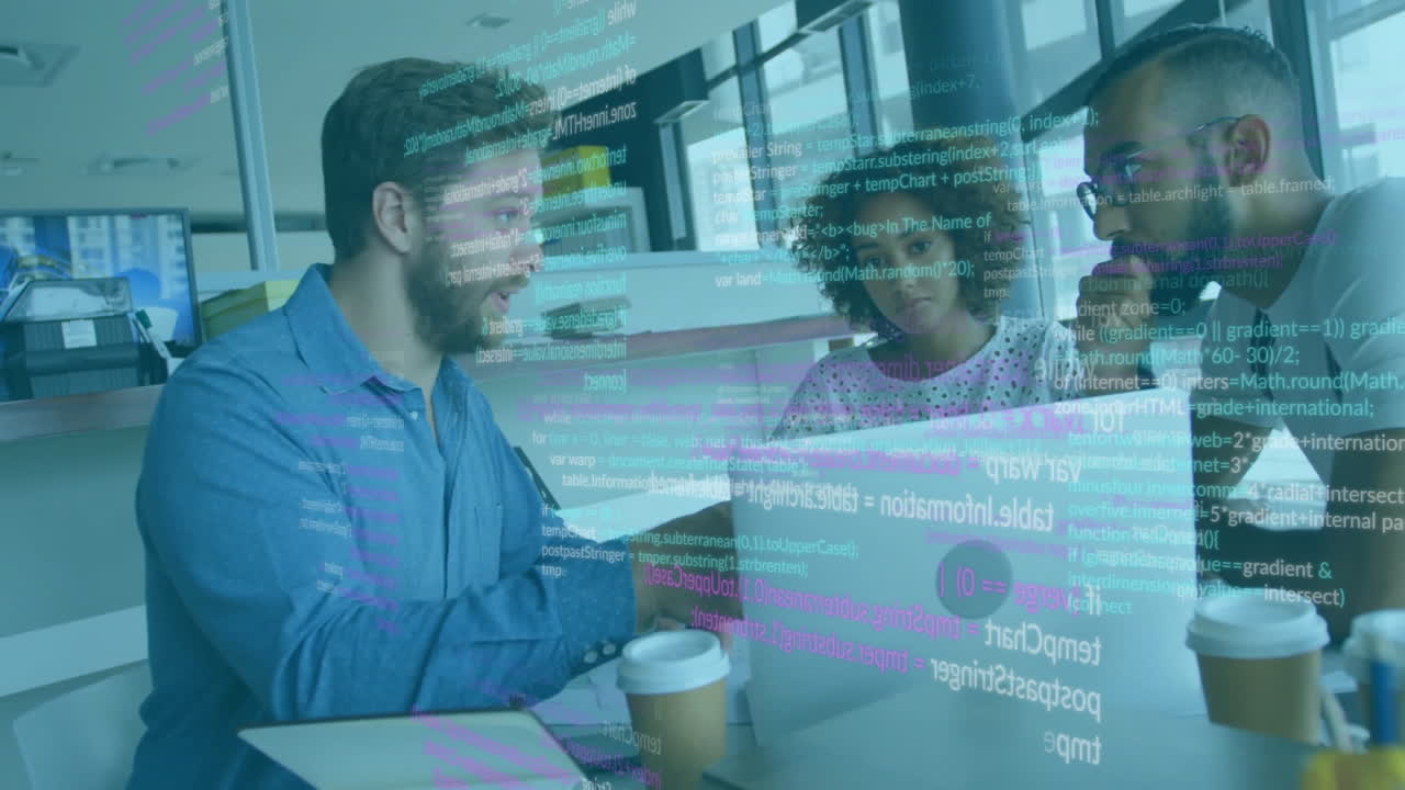 animación del procesamiento de datos sobre diversos colegas que discuten el trabajo en la oficina