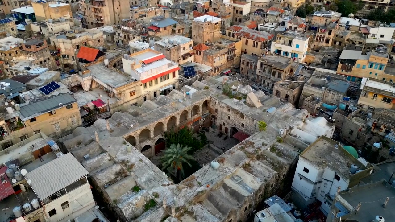 Vista aérea de drone de favelas e ruínas de edifícios no Oriente Médio
