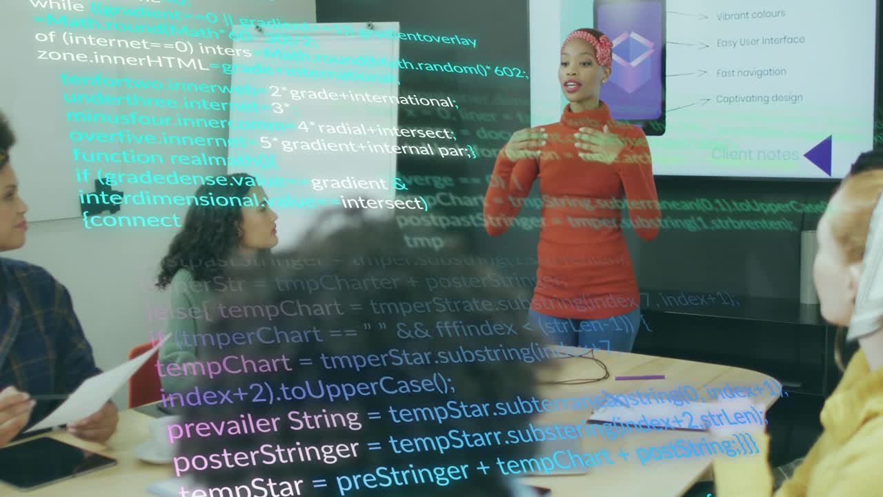 Superposición de código apareciendo, presentador introduciendo una diapositiva con notas del cliente en una reunión de tecnología en la mesa del equipo.