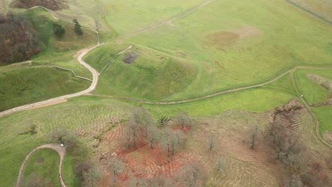 Antenne:-Enthüllende-Muster-Gefallener-Blätter-In-Der-Archäologischen-Stätte-Kernave