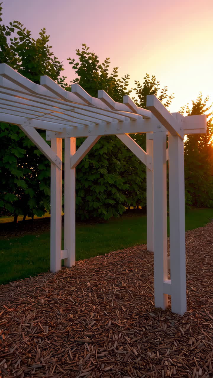Hvid havepergola ved solnedgang eller solopgang
