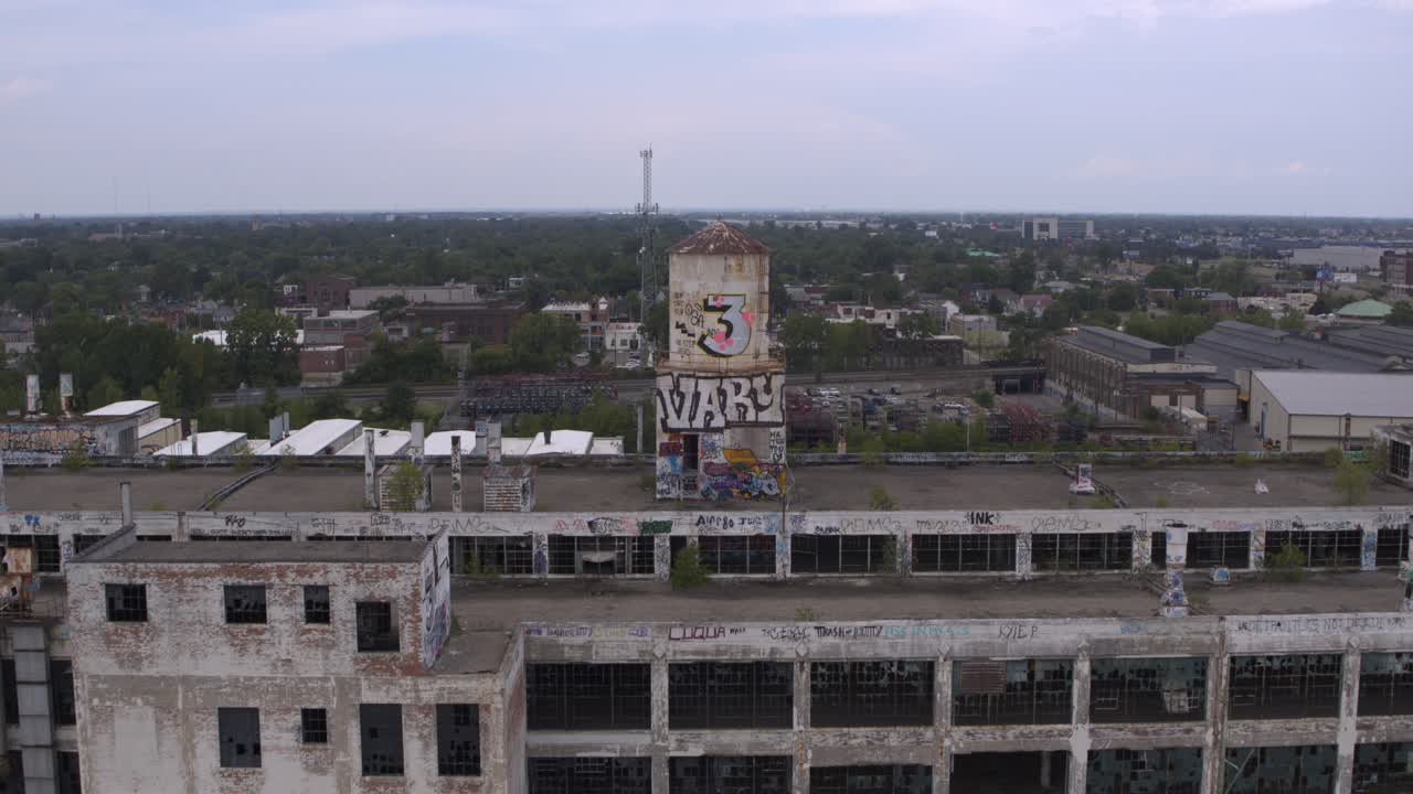 vista de dron 4k de planta de fabricación abandonada en detroit-17