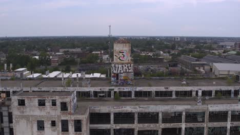 vista de dron 4k de planta de fabricación abandonada en detroit-17