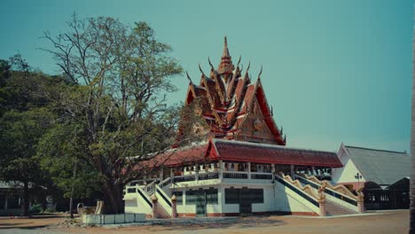 un templo tradicional en tailandia en la naturaleza de un parque nacional