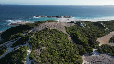 Toma-Aérea-Acercándose-A-La-Costa-Verde-Con-Playa-Rocosa-En-Wylie-Bay,-Australia