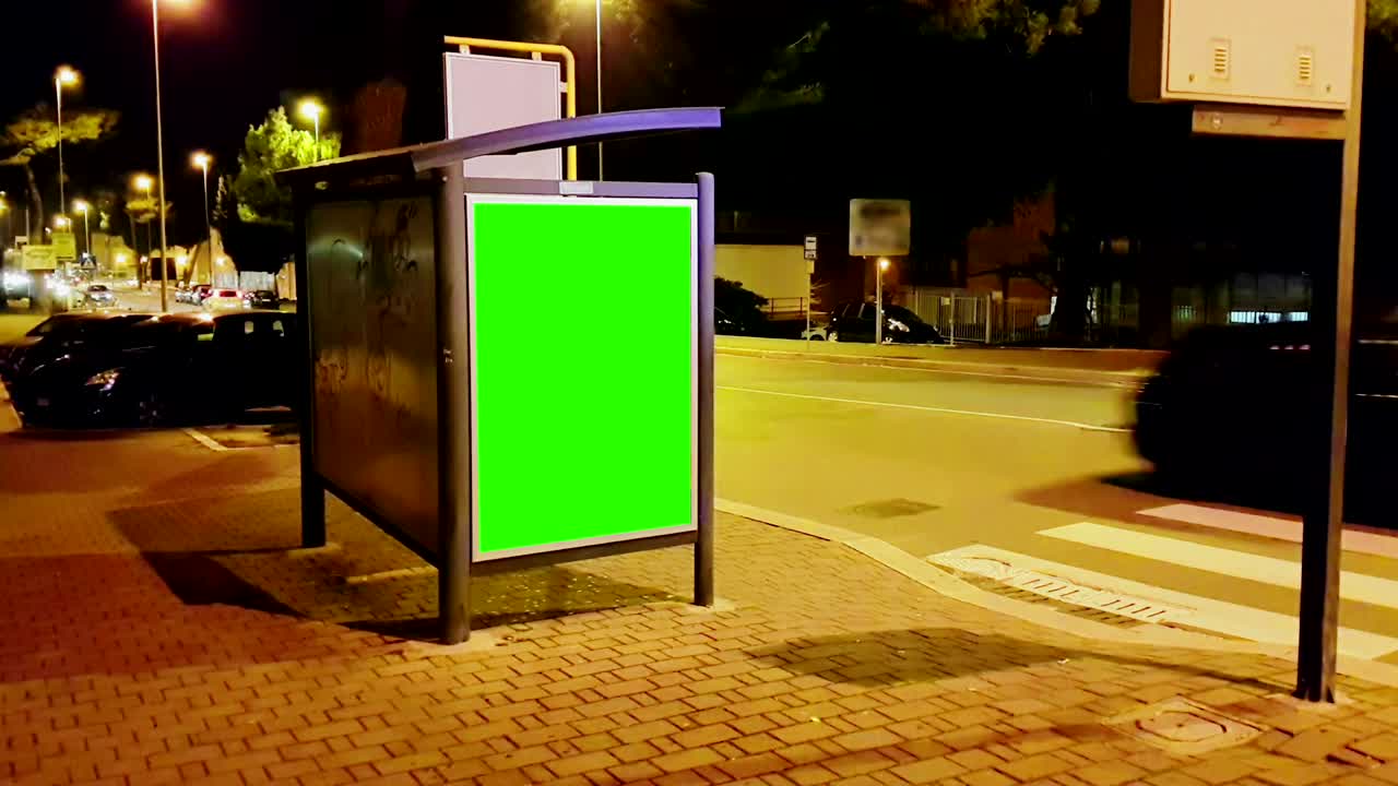 교통 차량 도시 밤 거리, 빛 밤, 광고에 크로마 키 녹색 화면을 가진 광고판