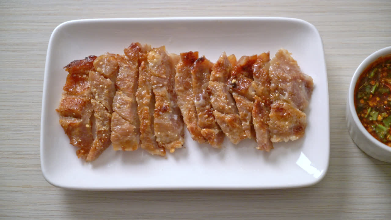 태국식 매콤한 디핑 소스를 곁들인 구운 돼지목살 또는 숯불로 삶은 돼지목살